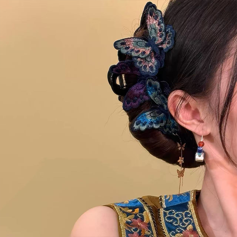 🎅 Exclusief Sinterklaasvoordeel!50% KORTING✨ Exclusief Elegante Vintage Vlinder Haarclip – Borduurde Details & Dansende Bedeltjes (Uniek Gracieus Kapsel Accessoire voor Onvergetelijke Stijl!)-1